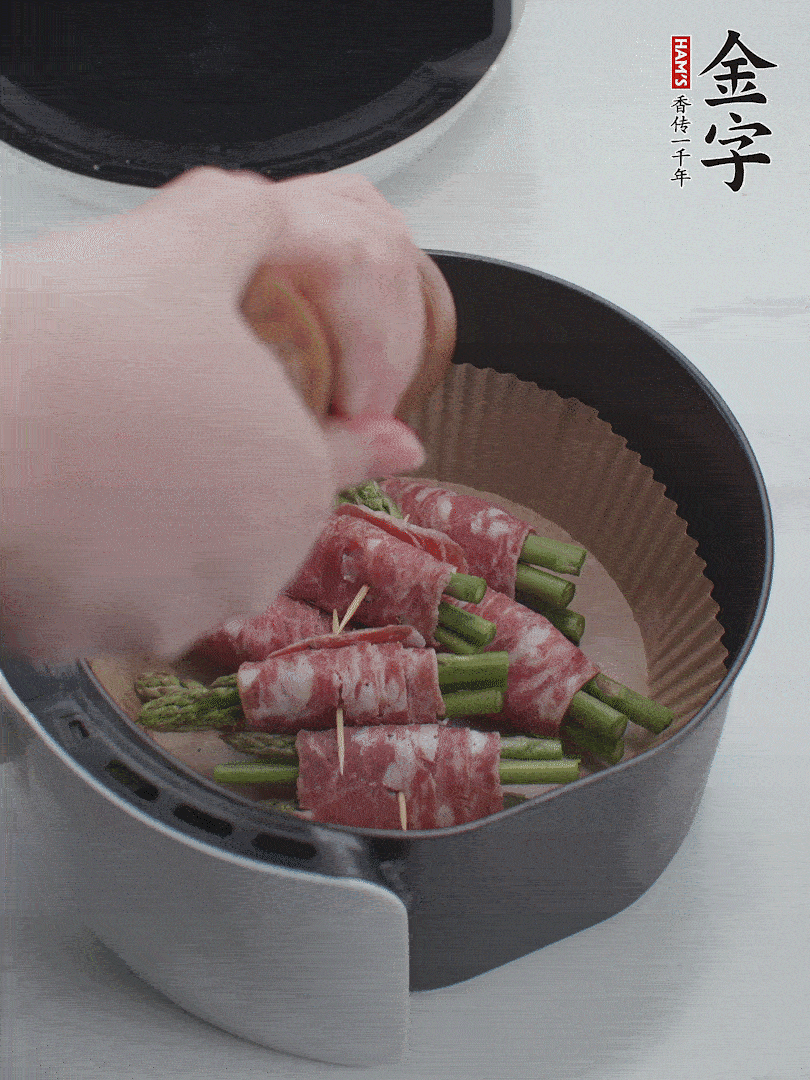 在培根卷上撒點黑胡椒碎。