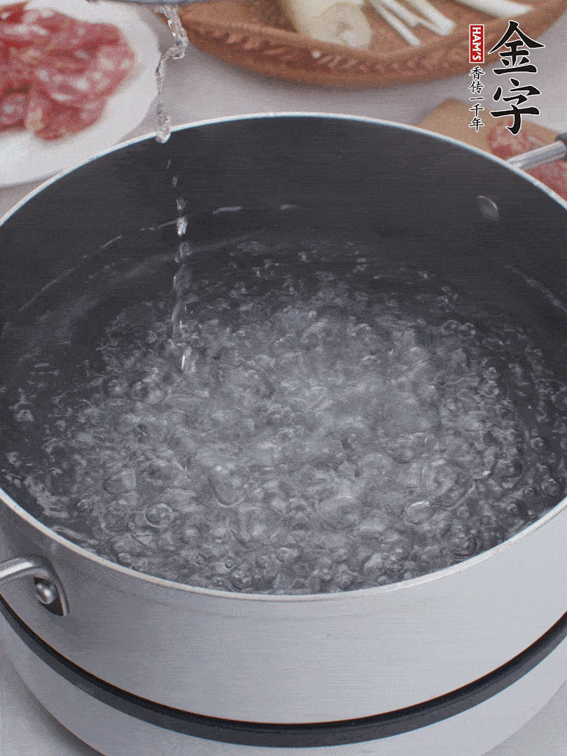 春筍去殼切片，焯水3分鐘。