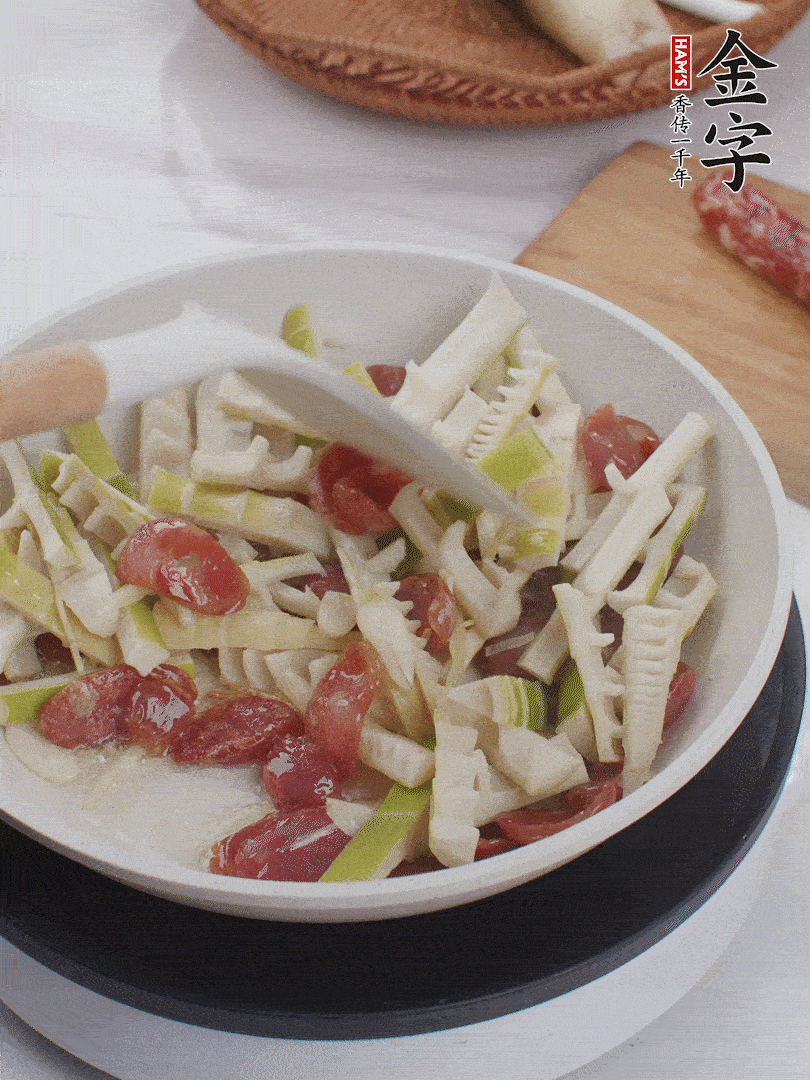下春筍翻炒均勻，一小撮鹽調(diào)味。