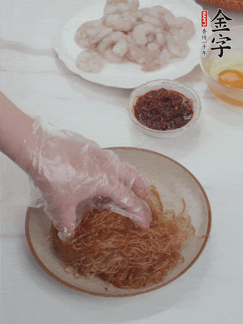 粉絲泡軟后，入沸水煮10秒，撈出后加1/2勺老抽、1/2勺食用油挑松。