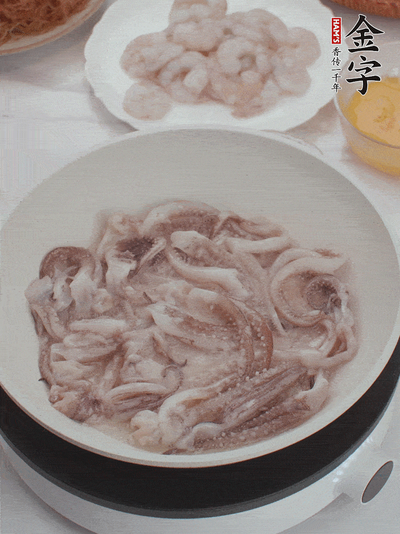 蝦仁、魷魚滑油，蛋液炒制半熟。