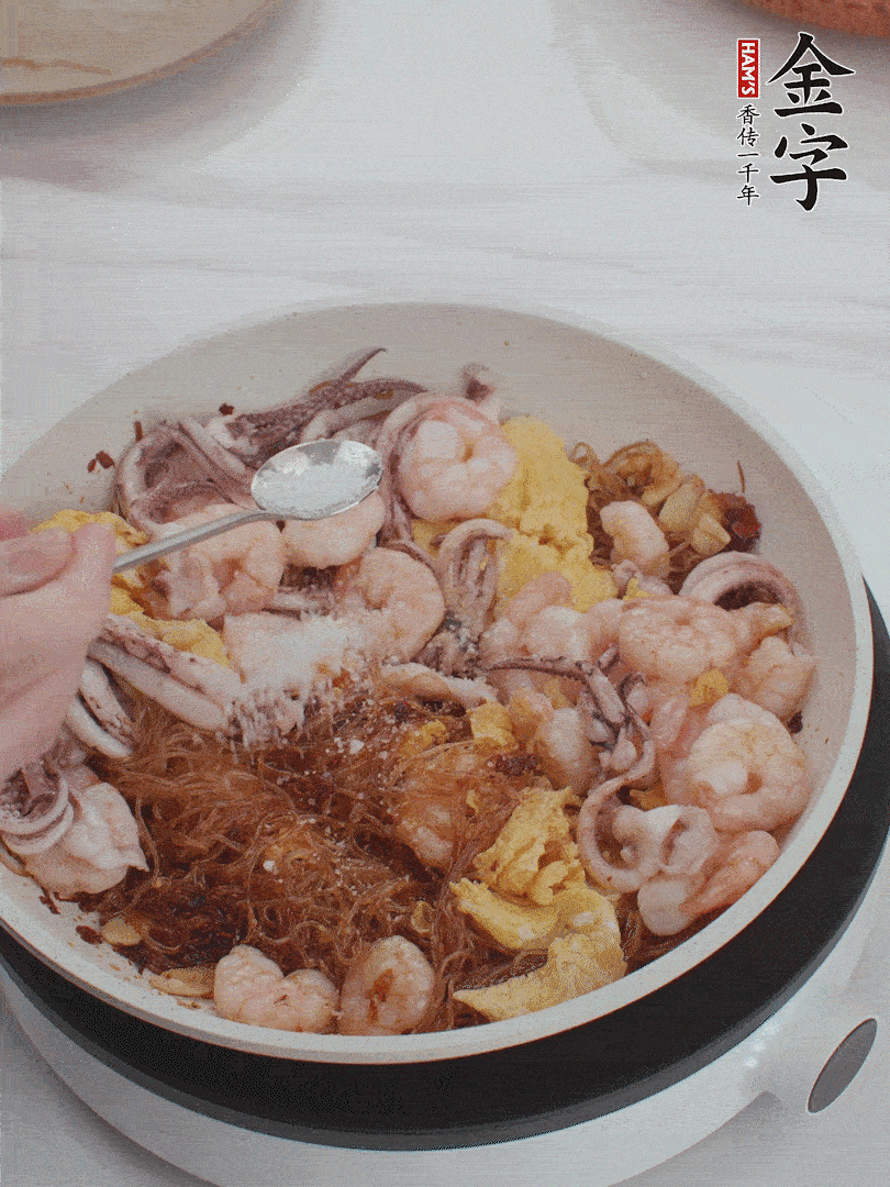 加雞蛋，蝦仁，魷魚混合。