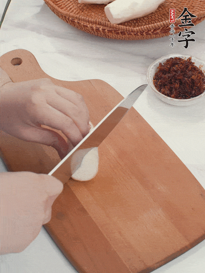 茭白剝殼，洗凈后切滾刀塊。