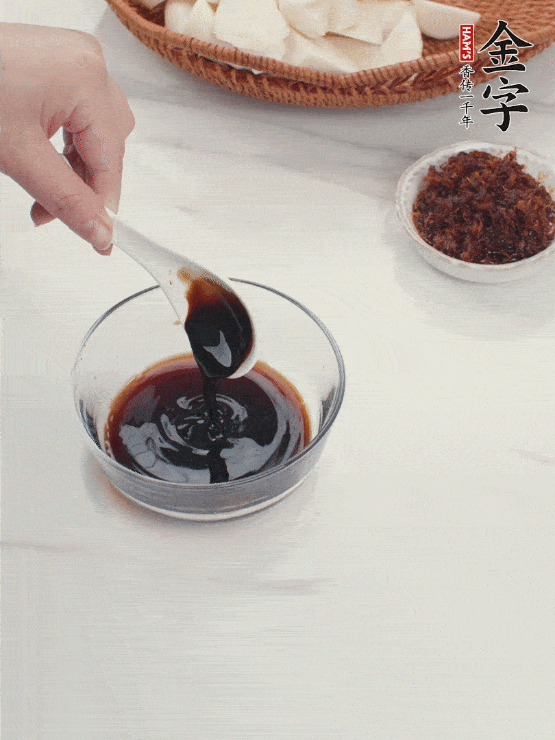 將生抽、老抽、黃酒和白砂糖在小碗里調(diào)成味汁。