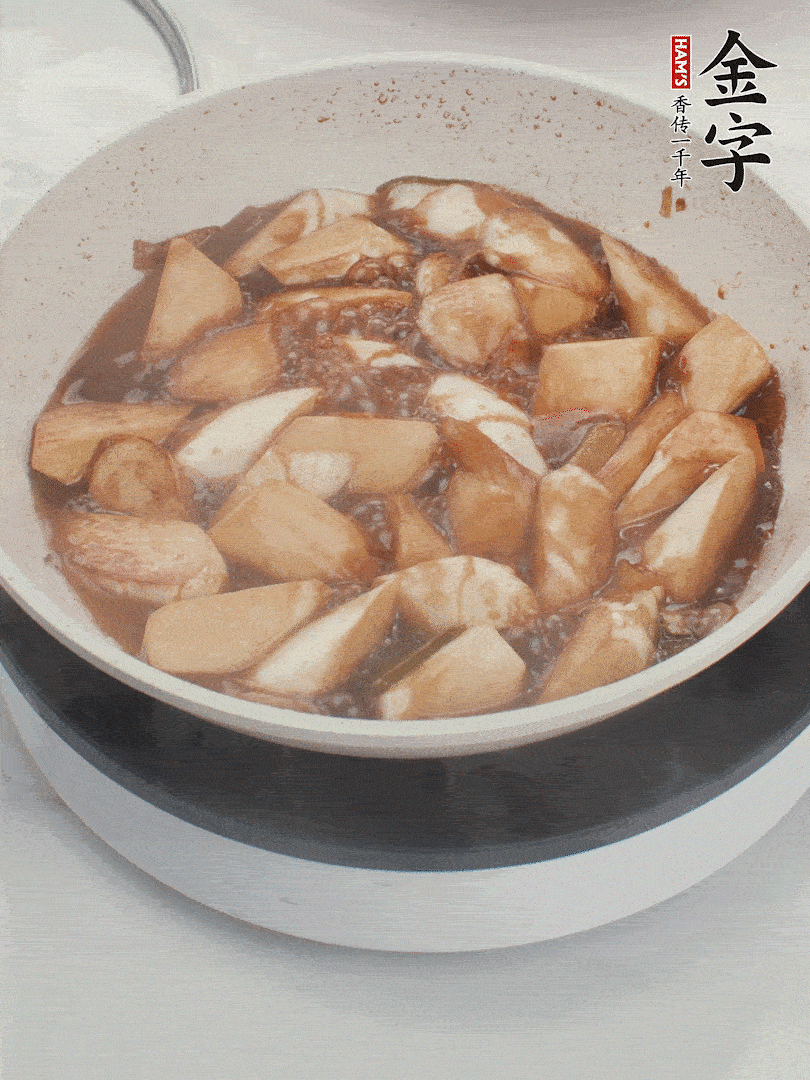 待茭白煸到微微發(fā)黃加入調(diào)好的味汁翻炒。加一小碗清水蓋蓋子燜3-4分鐘。