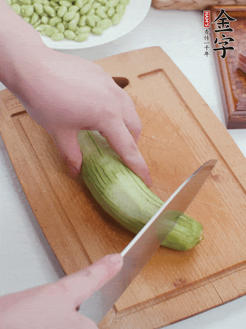 絲瓜去掉外皮，去掉兩端，切成滾刀塊。