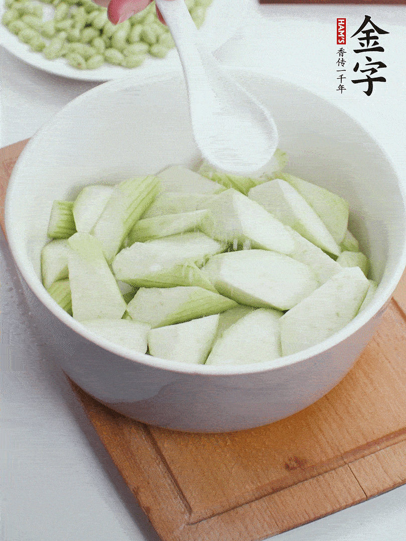 水中加1勺鹽浸泡，防止變黑。