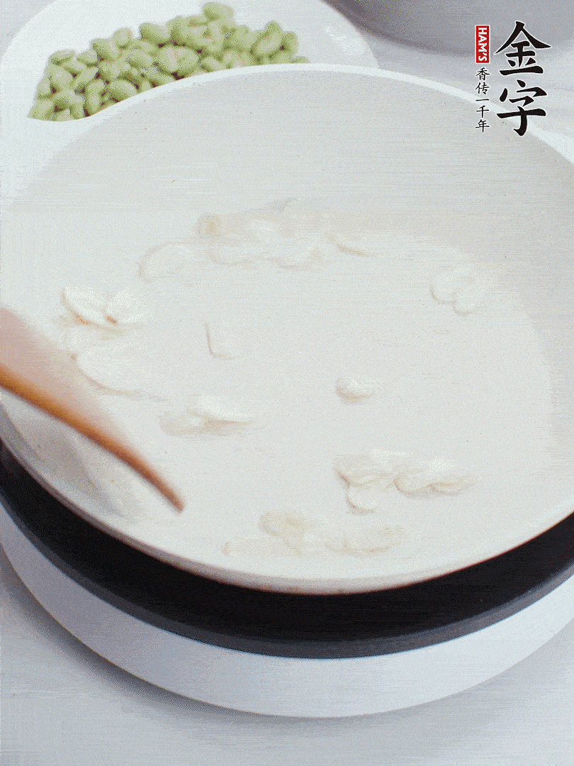 金字淡咸肉煮15分鐘，撈出切片。油5成熱時，蒜末、咸肉爆香。