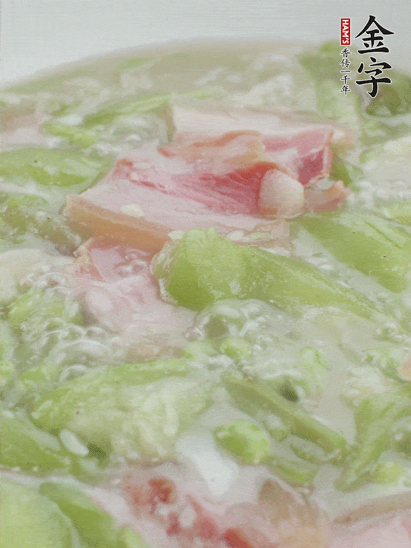 加一點熱水、白胡椒粉、雞精翻炒1分鐘。