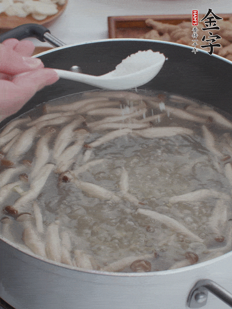 1勺鹽、一點(diǎn)胡椒粉調(diào)味。