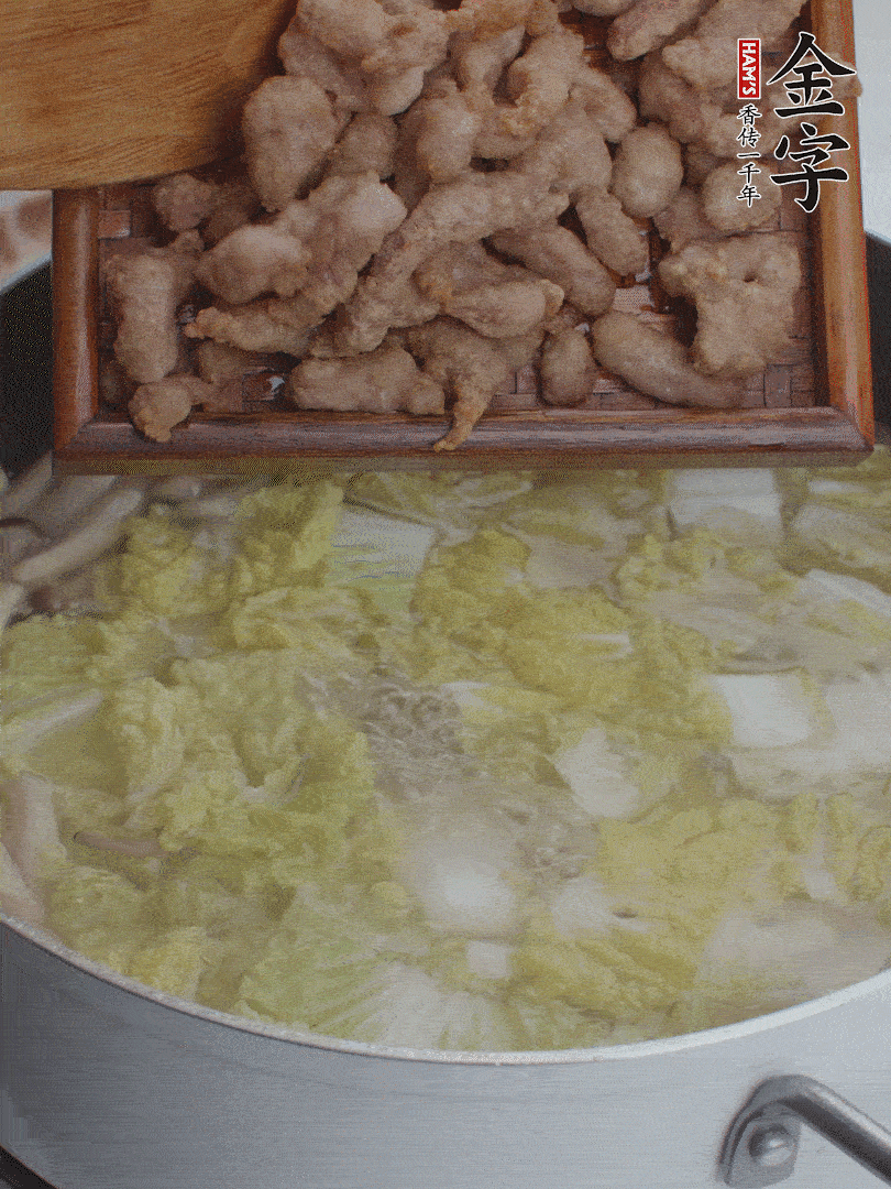 水開后煮10分鐘，下娃娃菜、小酥肉煮3分鐘。
