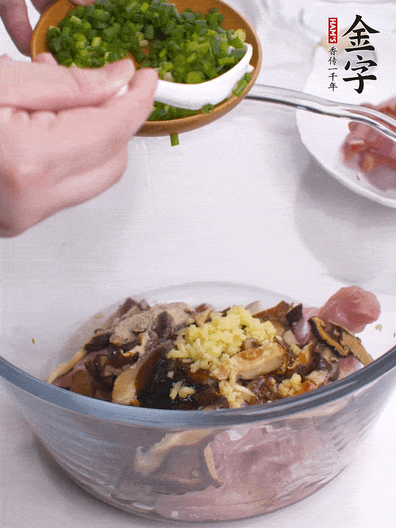 雞肉、香菇混合，加清水1/3杯、料酒1勺、蠔油1勺、鹽1勺、糖1/4勺、白胡椒1/4勺、食用油1勺、香油1/4勺、姜末、蔥花，攪拌均勻腌制2小時(shí)。