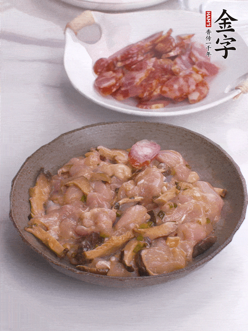 腌制后，雞肉中加淀粉1勺，頂部碼上香腸片。