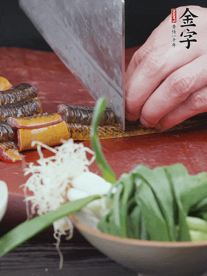 黃鱔去內(nèi)臟洗凈，切花刀斬段。沸水下鍋，加黃酒焯水去血沫。