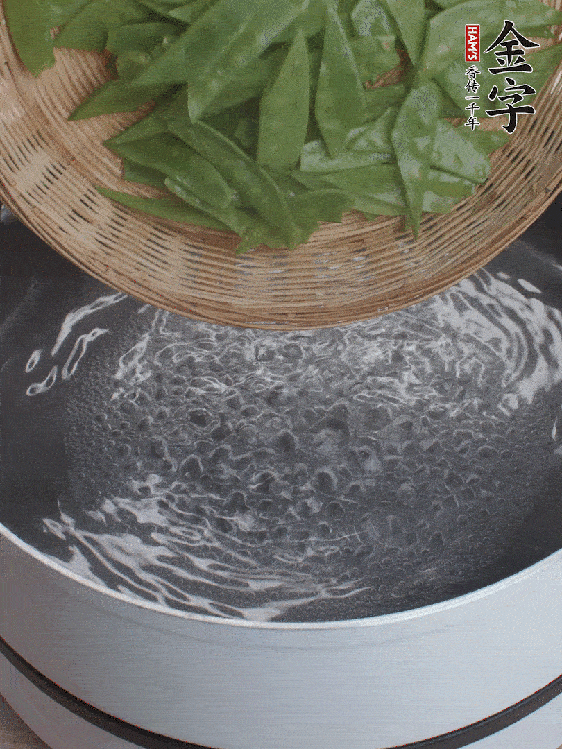 甜豆莢撕掉老筋，斜切兩半，焯水1分鐘。