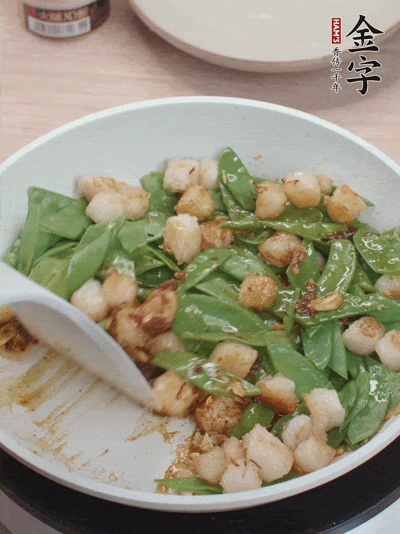 下甜豆莢、鮮貝輕輕翻炒均勻。