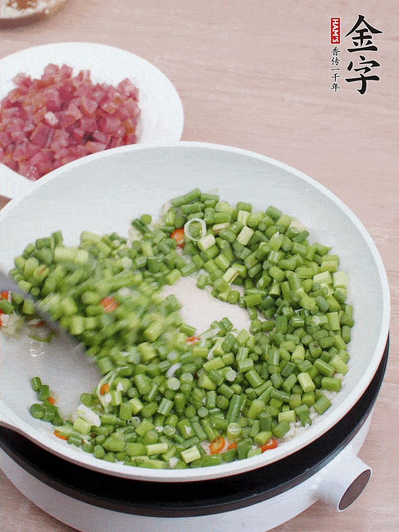 下蒜苔丁、一點鹽翻炒。