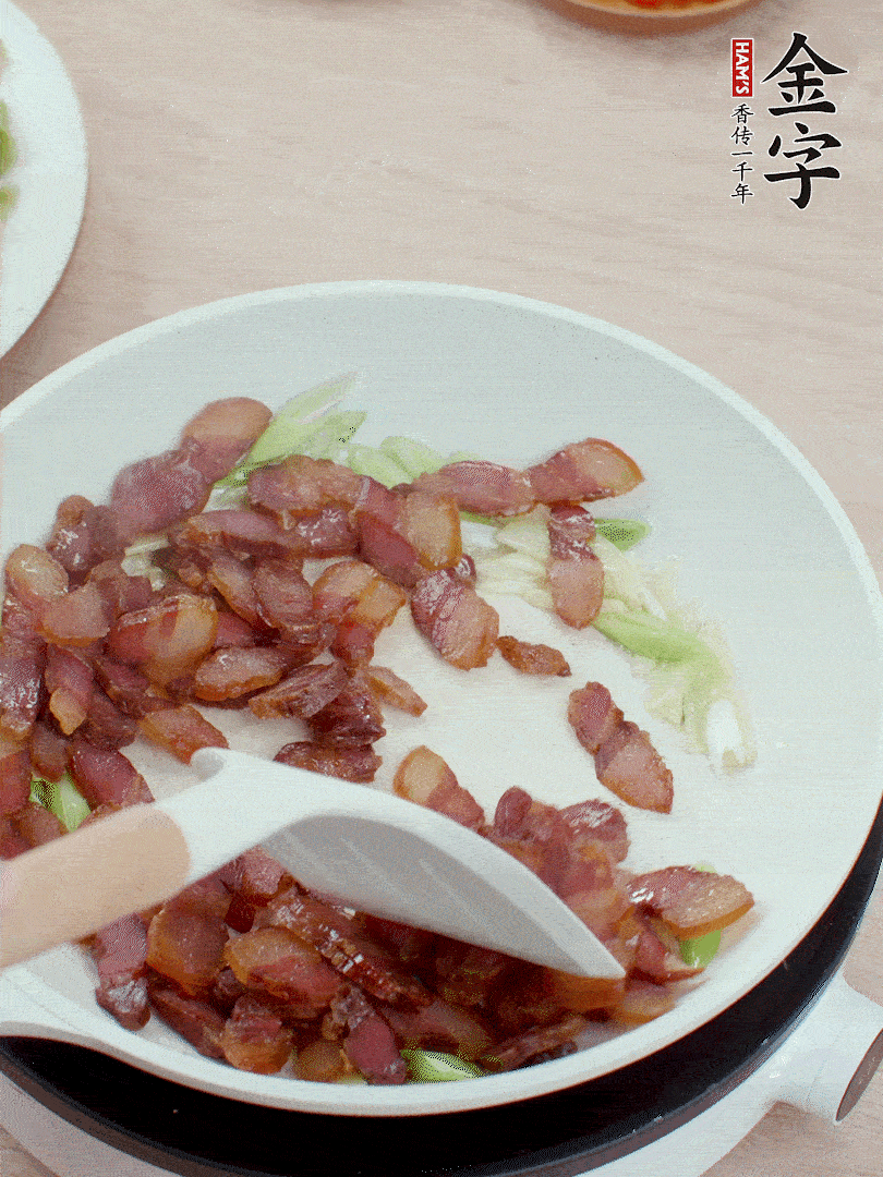 鍋中少許油，姜、蒜白爆香，下臘肉煸出油脂。