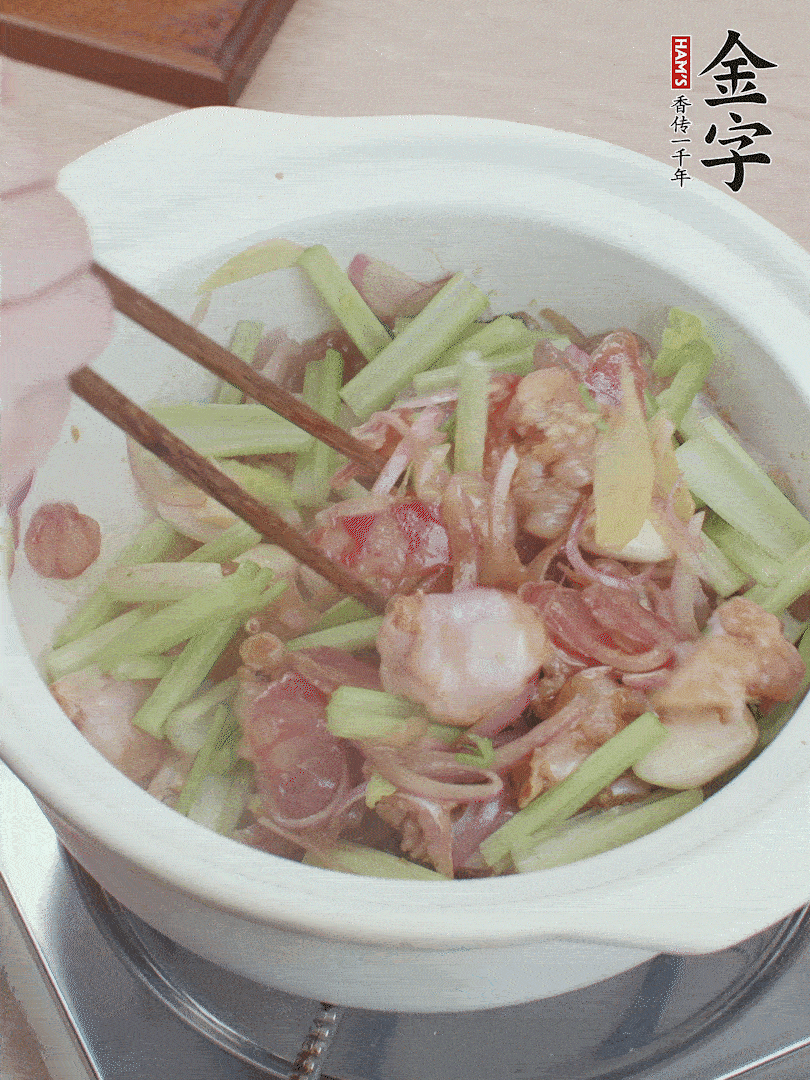 下牛蛙、芹菜、香腸翻炒。