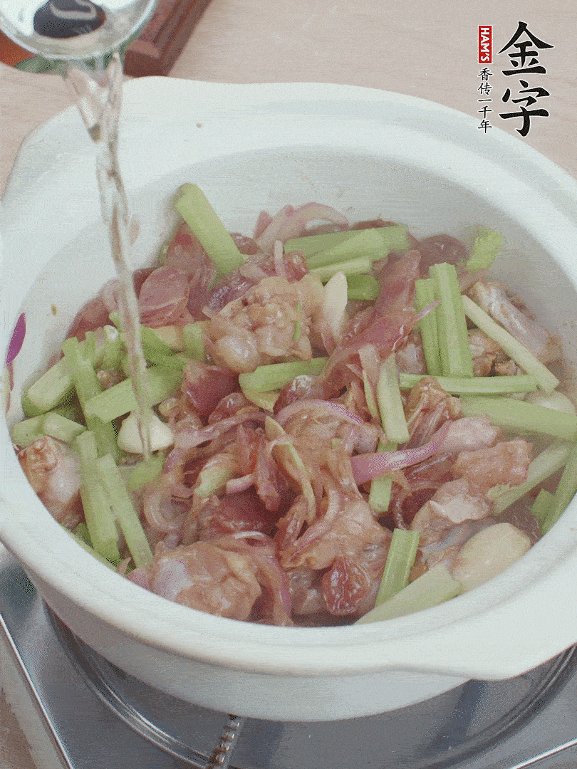 牛蛙變色后，淋點(diǎn)啤酒，加蓋后調(diào)小火燜10分鐘。