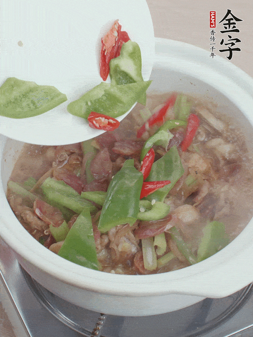 下綠菜椒，翻炒1分鐘。