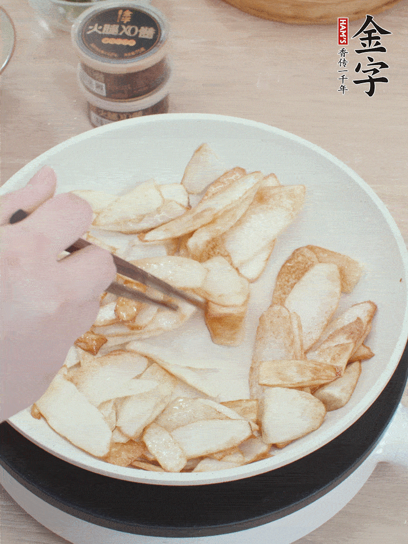 鍋中熱油，山藥煎至兩面金黃。