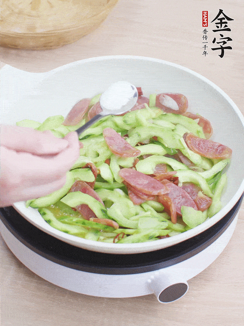 淋點(diǎn)開水，半勺白糖、1勺生抽調(diào)味。