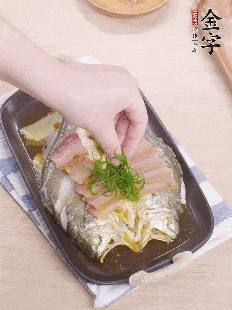 取出姜蔥，淋2勺蒸魚豉油，擺蔥絲。