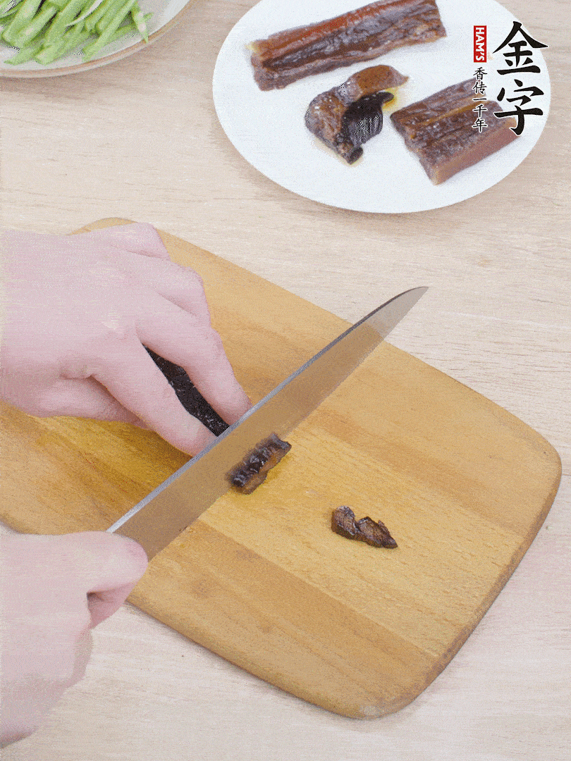 提前煮好的金字醬油肉切片。
