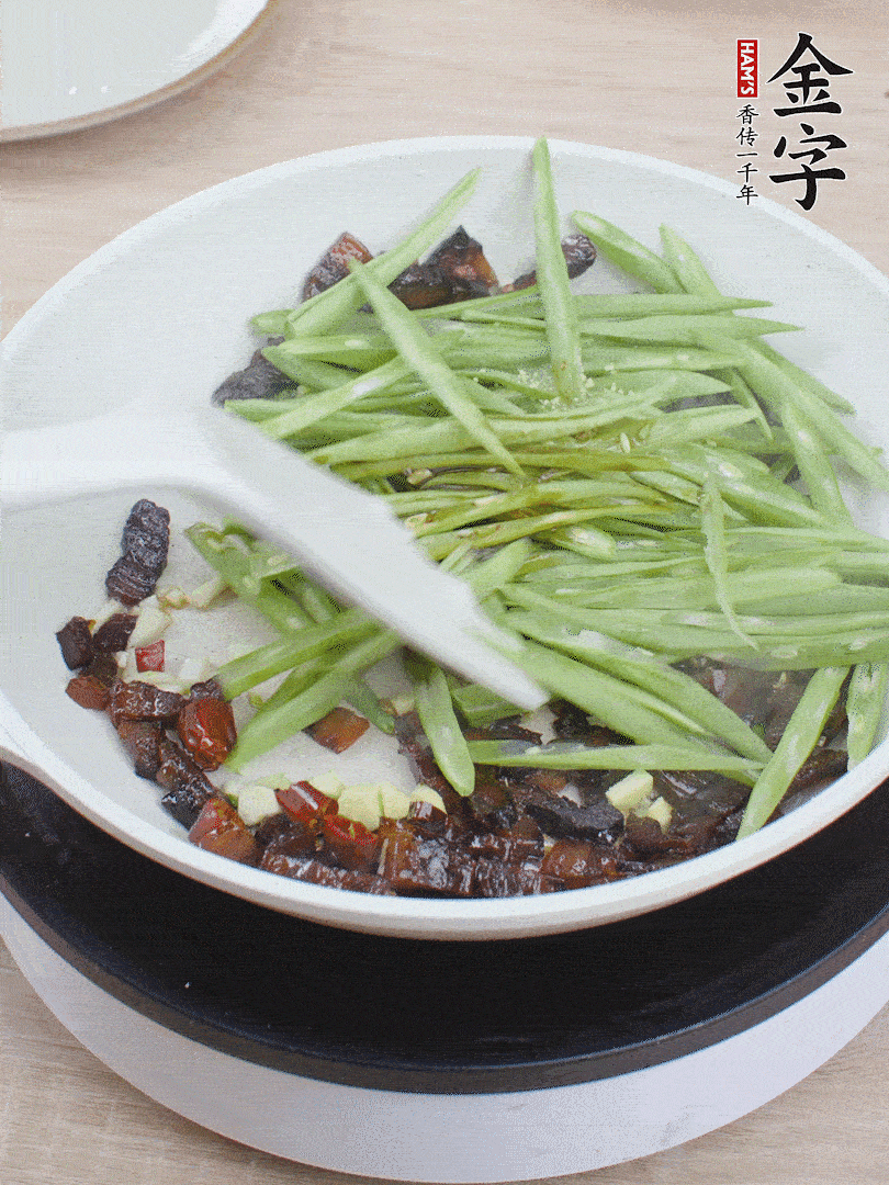 下豆角，生抽、雞精調(diào)味，炒到斷生。