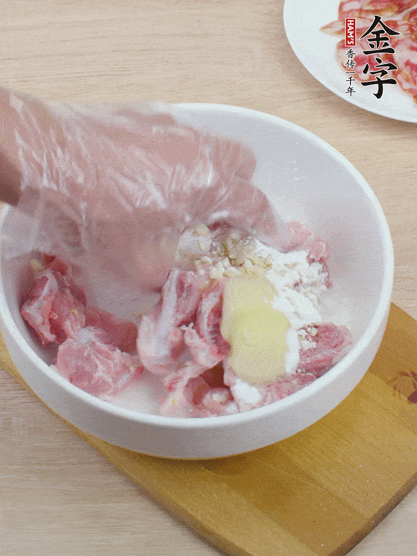 洗凈的小排，加鹽、姜、蒜末、淀粉、胡椒粉抓勻，腌制15分鐘。