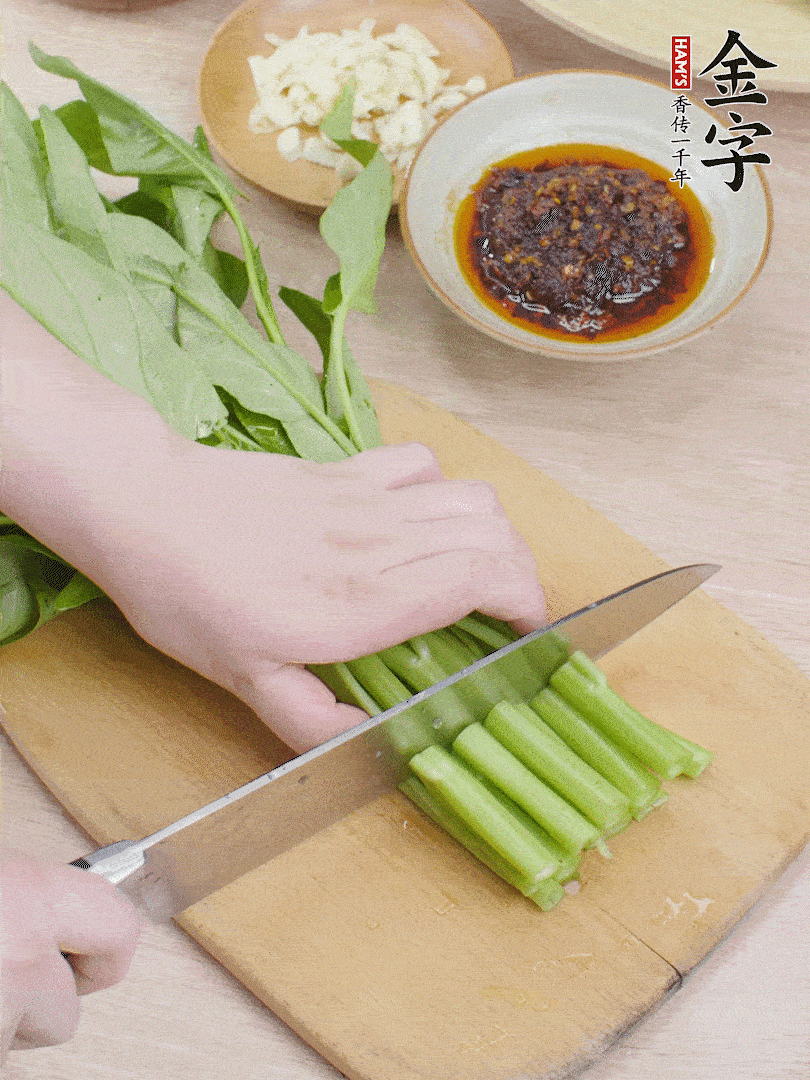 空心菜切段，大蒜拍碎切末。