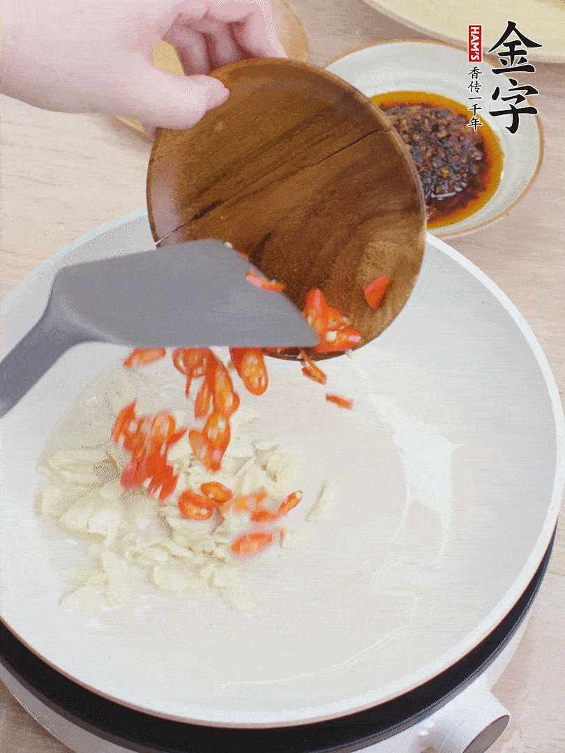油熱煸香蒜末、辣椒。