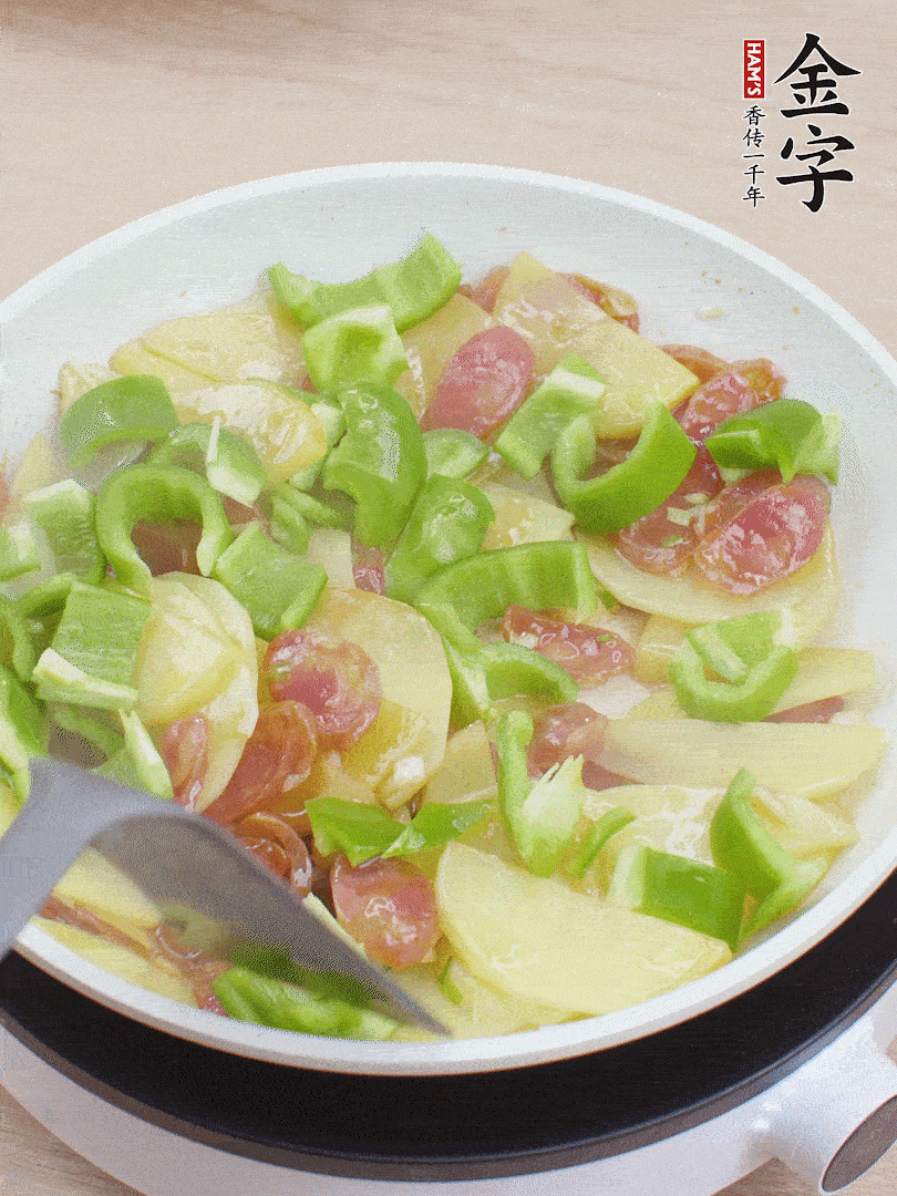 下辣椒翻炒1分鐘。