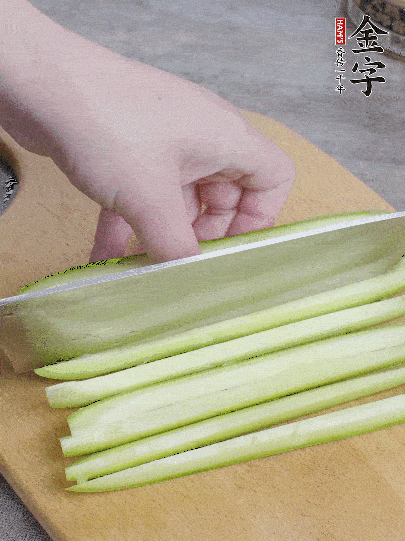 西葫蘆對半切，去瓤切條。