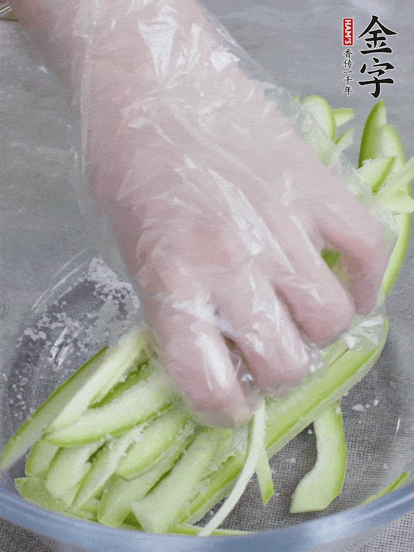 加鹽腌制15分鐘，清洗后擠干水份。