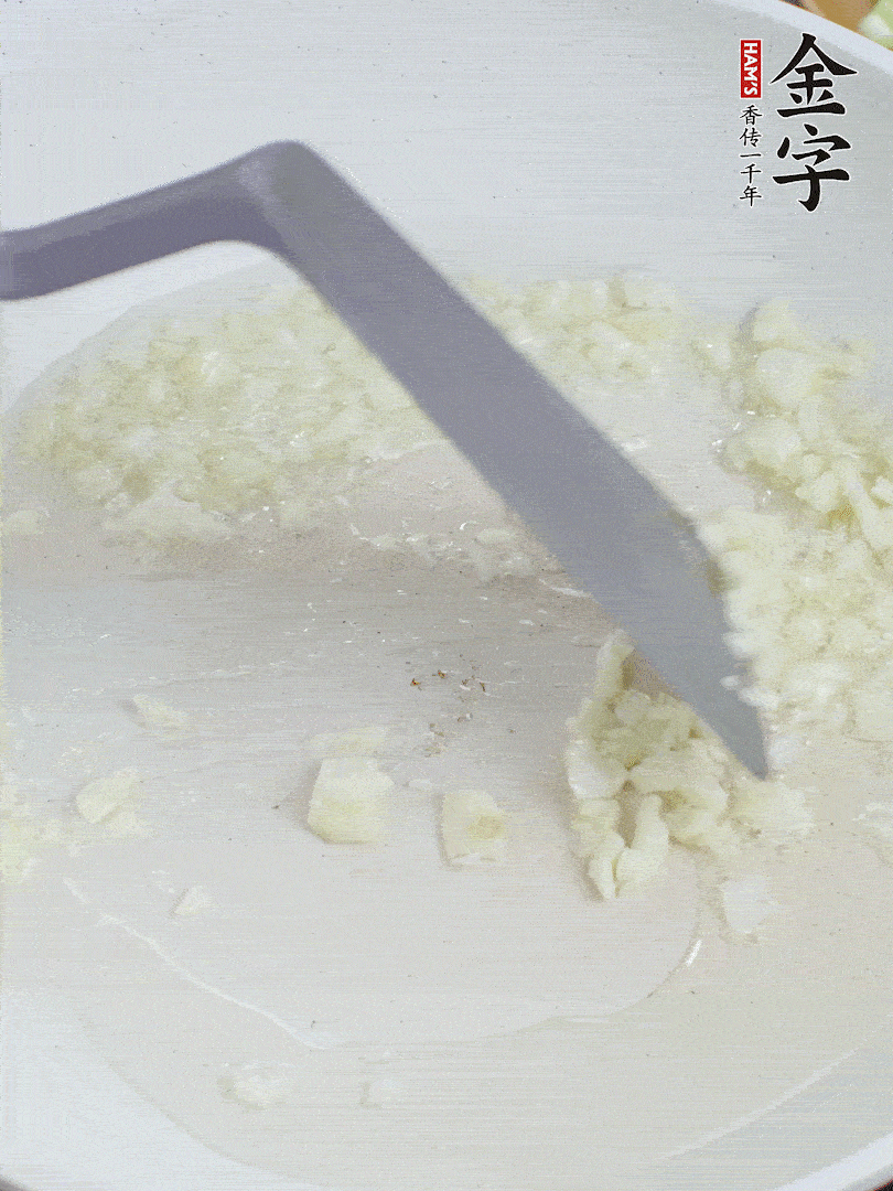 冷鍋熱油，下大蒜煎至兩面微黃。