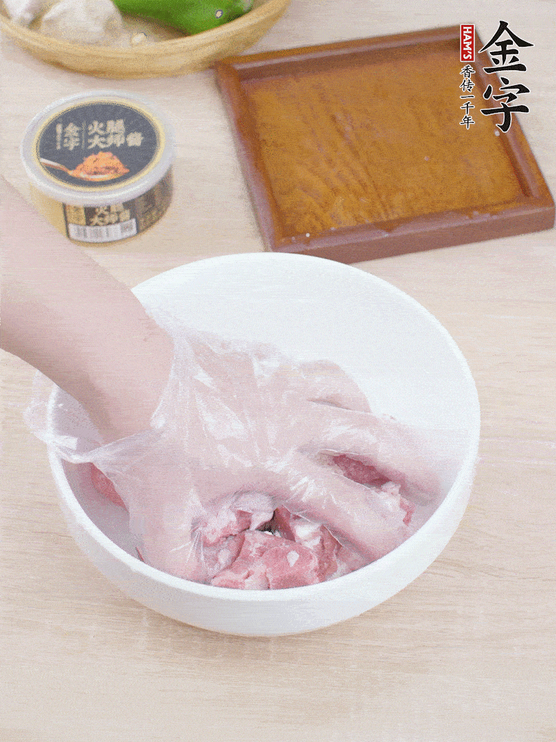 豬小排，加1勺料酒、1勺蠔油、1/3勺白胡椒粉、淀粉，抓拌均勻腌漬30分鐘。青椒去蒂去籽切塊。洋蔥去皮切塊。