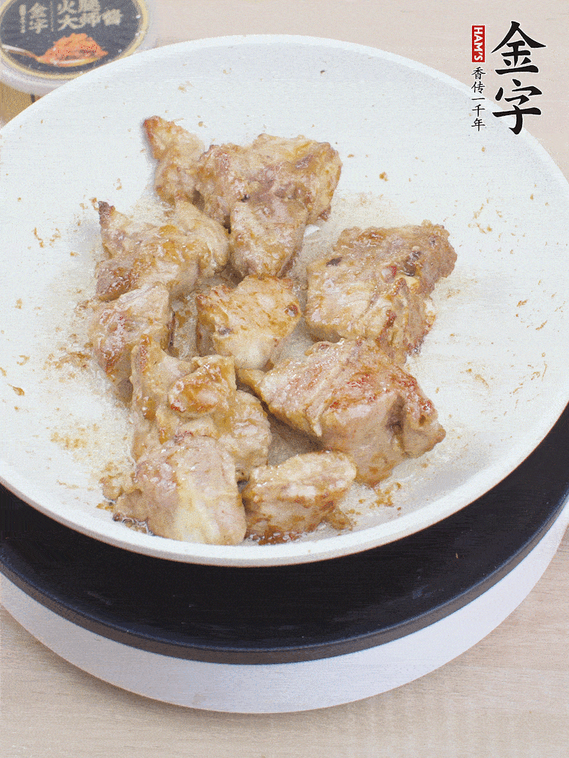 油4成熱，下小排煎炒至邊緣微微發(fā)焦。