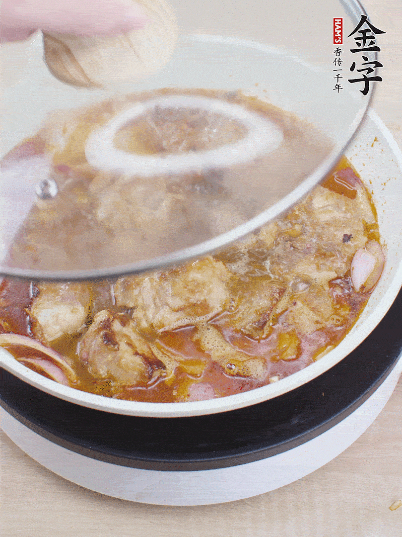 下小排翻炒，加1勺生抽、1點(diǎn)白砂糖和少許水燜2分鐘。