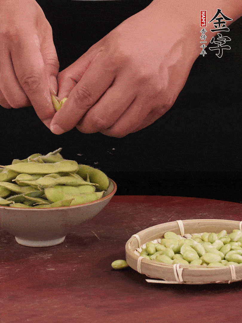 新鮮毛豆剝殼。