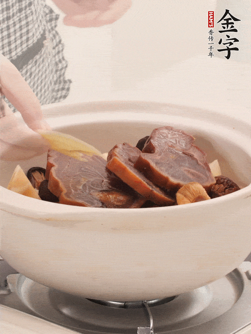 火腿、蓮藕、香菇放入砂鍋，加2片姜片，加水沒(méi)過(guò)1指。