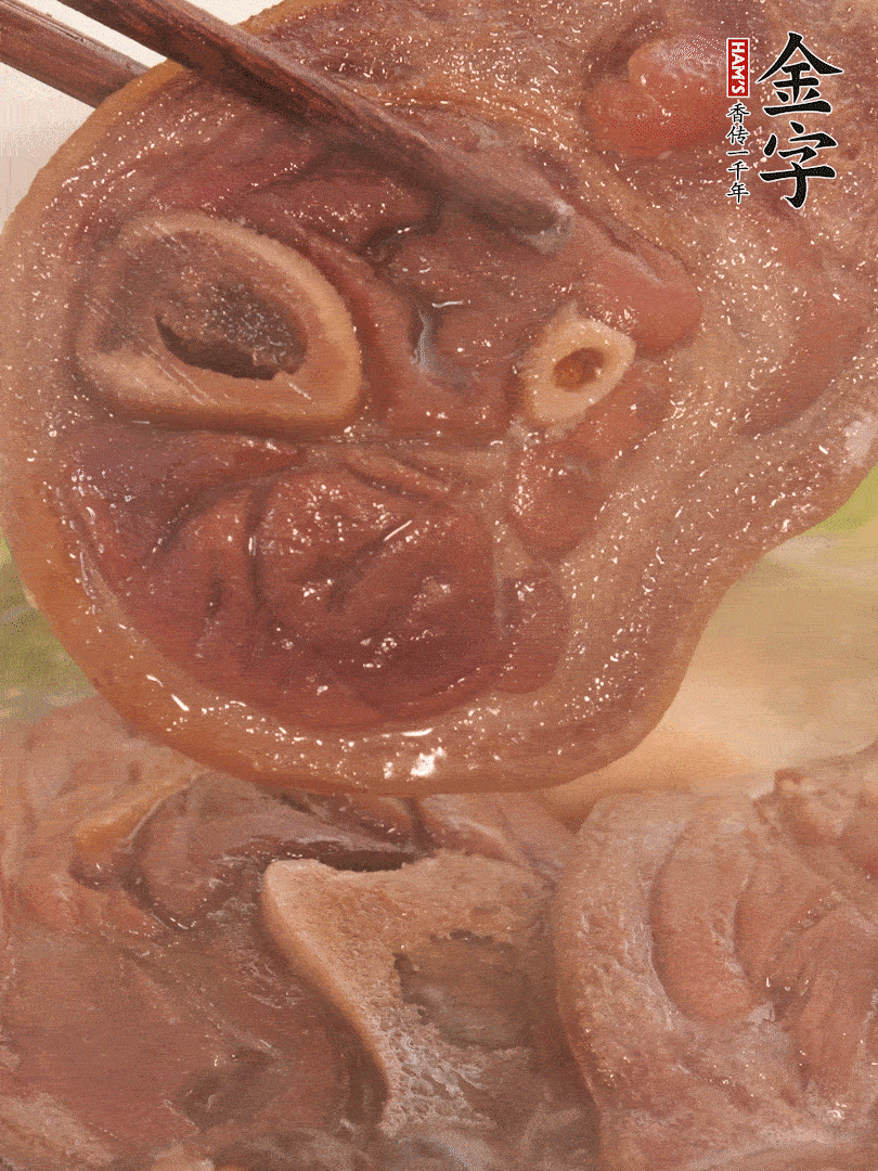 大火燒開(kāi)后，調(diào)成小火燜煮30分鐘，煮至蓮藕軟糯。
