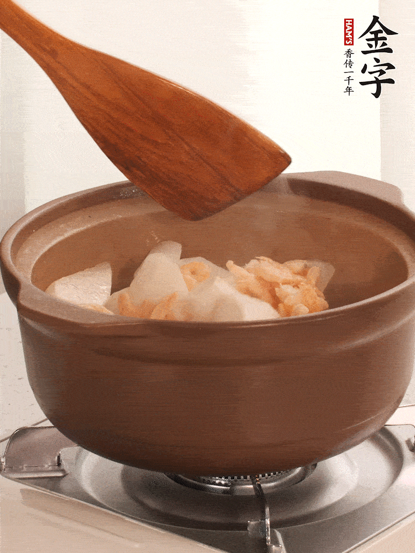 放白蘿卜、海米煸炒1-2分鐘，白蘿卜一定要先炒過(guò)再燉湯，香味更足。