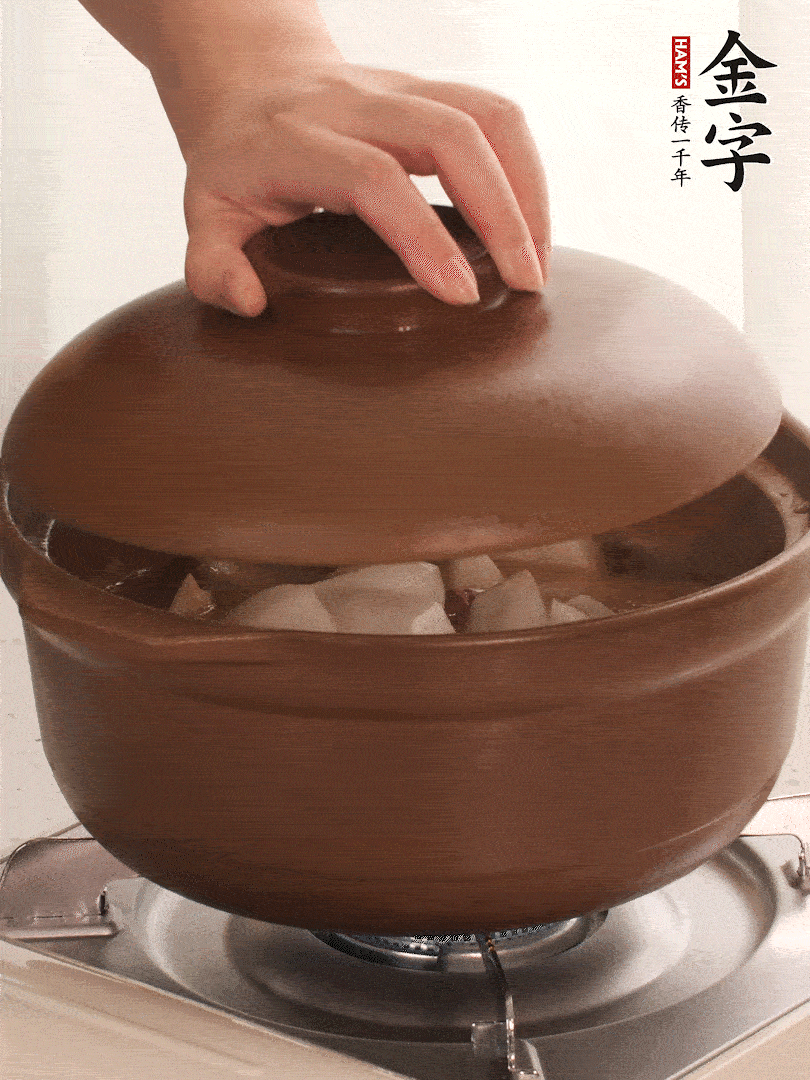 倒沒(méi)過(guò)食材的熱水，大火燒開(kāi)。蓋上蓋子轉(zhuǎn)中小火，燉15-20分鐘。等蘿卜煮到喜歡的軟爛度就可以關(guān)火。
