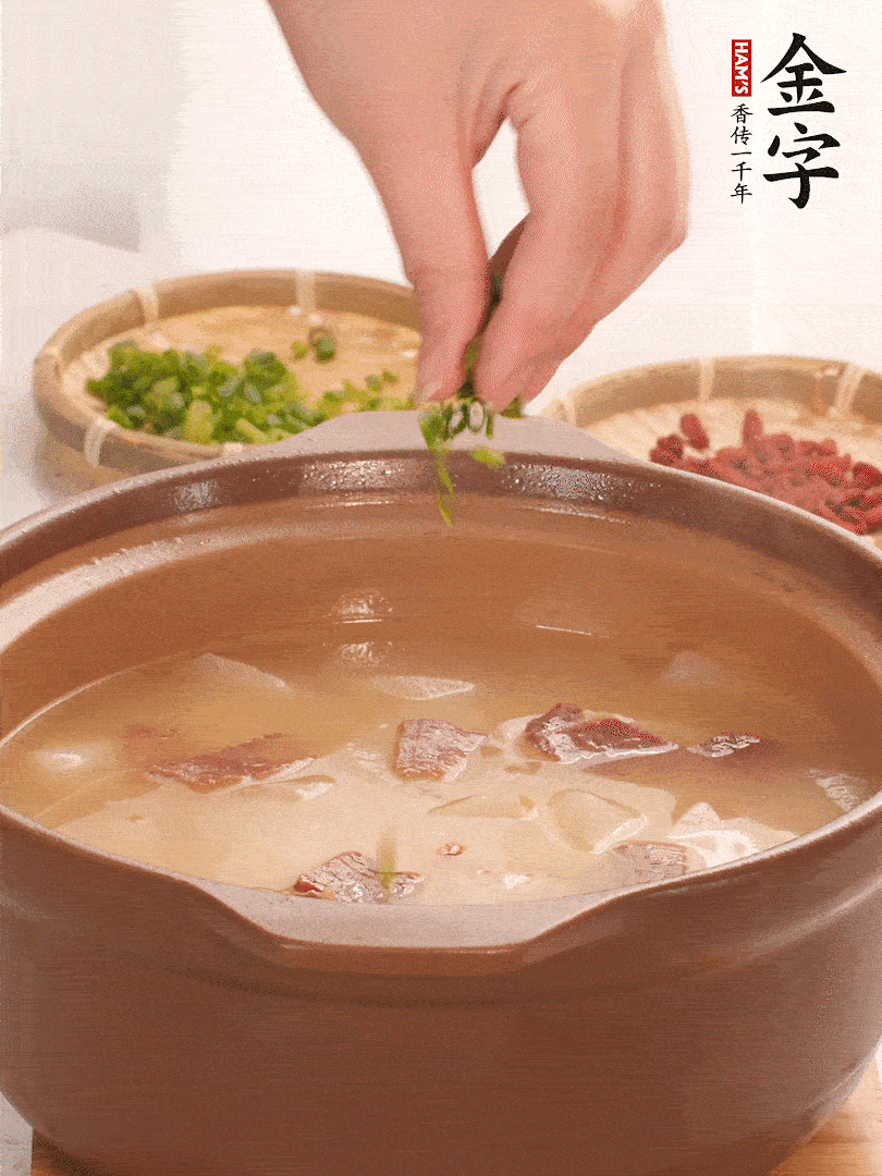 最后點(diǎn)綴點(diǎn)小蔥花、枸杞，增色提味。