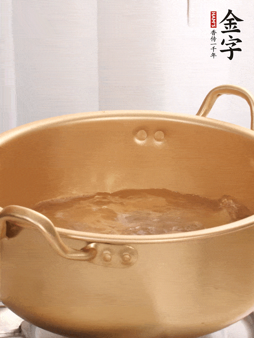 排骨加姜片、料酒，冷水下鍋焯水，撇去浮沫。