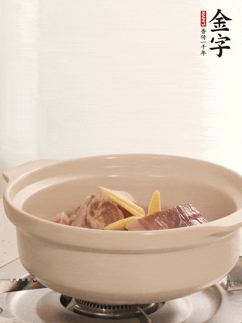 湯鍋放入排骨、火腿、姜，加適量水。煮開后轉(zhuǎn)小火燉40分鐘。