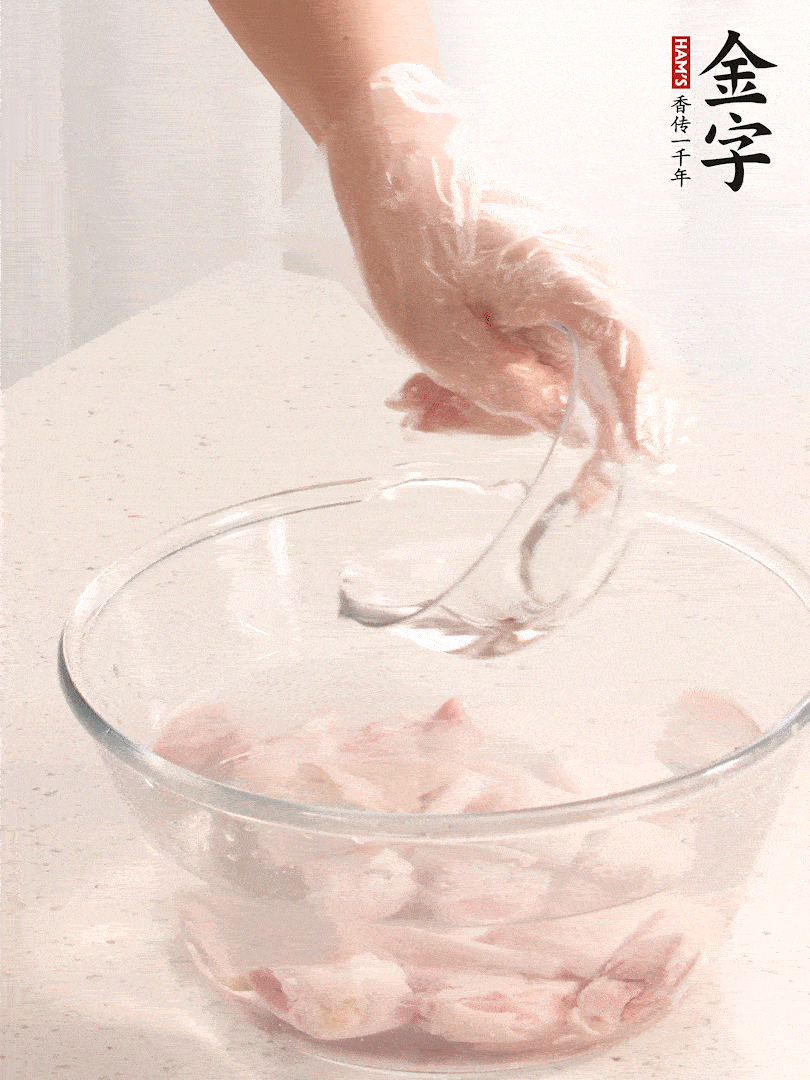 豬蹄除去雜毛、刮去油膩，斬成大塊，冷水浸泡半小時(shí)出血水，冷水下鍋，放入姜片、醋去腥，水燒開(kāi)大約2分鐘，撈出。（白醋能夠讓豬蹄更白凈）