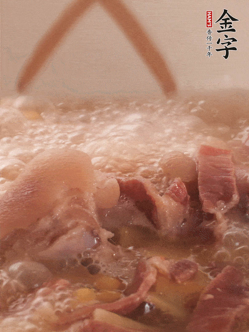 大火將水煮開(kāi)后，蓋上鍋蓋，轉(zhuǎn)小火慢燉1個(gè)半小時(shí)。
